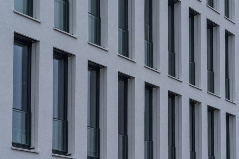 Hausfassade mit vielen Fenstern